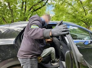 [VIDEO] Włamał się do domu i strzelał do jego właściciela – został zatrzymany w specjalnej kryjówce