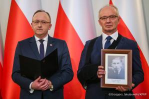 [VIDEO] Wręczenie not identyfikacyjnych rodzinom ofiar totalitaryzmów