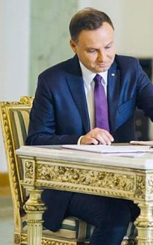 List gratulacyjny Prezydenta Rzeczypospolitej Polskiej Andrzeja Dudy do  Jej Królewskiej Mości Elżbiety II Królowej Zjednoczonego Królestwa Wielkiej Brytanii i Irlandii Północnej  z okazji Szafirowego Jubileuszu 65-lecia panowania 