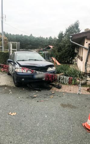 Nie miał uprawnień, wjechał w budynek. Sprawa 20-latka trafi do sądu