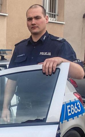 Mężczyzna zasłabł, a mieszkanie zalewała woda. Policjanci wyważyli drzwi i ruszyli na ratunek