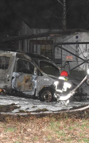 Skradziono auto firmy ochroniarskiej! Mogło zniknąć nawet kilkaset tysięcy złotych! 