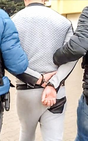 [VIDEO] Broń, bankomaty, plantacja, narkotyki. Skuteczna praca i zarzuty dla trzech osób