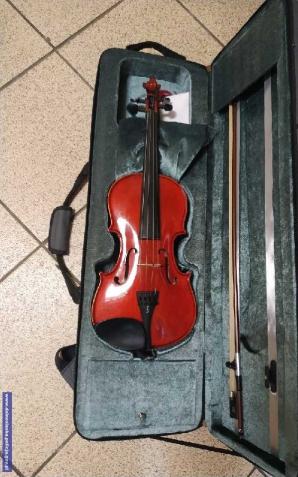 Podczas próby muzycznej ukradł pozostawione bez nadzoru skrzypce. Został zatrzymany przez policjantów