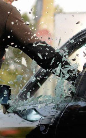 Jelenia Góra: wybijał szyby i malował elewacje. Usłyszał 17 zarzutów i trafił do tymczasowego aresztu