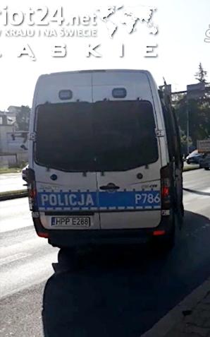 [VIDEO] Samochód zaczął się palić podczas jazdy. Pożar ugasili policjanci