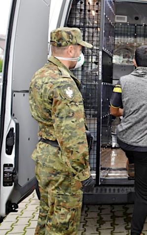 Nielegalni imigranci z Afganistanu ukryci w naczepie ciężarówki. Przekroczyli granicę z Czech do Polski