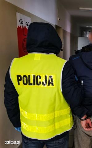 [VIDEO] Wyrzucili psa przez okno, bo wskoczył na stół w trakcie kolacji