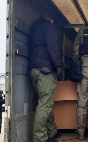 Nielegalny towar wart blisko 1,2 mln zł na prywatnych posesjach