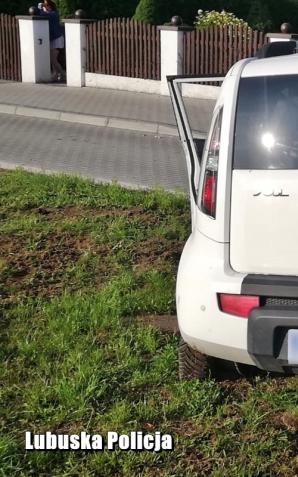 Pijany kierowca zatrzymany przez policjantów. Pościg zakończył rozbijając betonowe donice