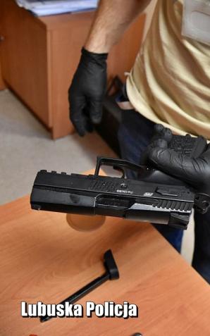 [VIDEO] Nie ma zgody dla bandytów na drodze. Poważne zarzuty dla 33-latka, który groził przedmiotem przypominającym broń prawidłowo jadącemu kierowcy