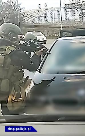 [VIDEO] Przejęta broń, maczeta i narkotyki - akcja krakowskiego CBŚP.  Grupa przestępcza zajmowała się przemytem dużej ilości narkotyków z Hiszpanii