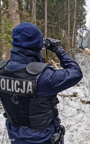 Policjanci zabezpieczają budowę zapory na polsko-białoruskiej granicy