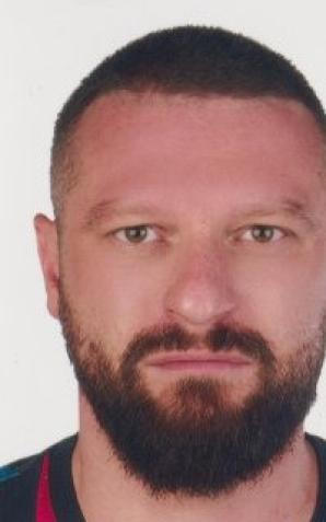 Uciekł w samych spodenkach i z przewieszoną torebką. Policja z Rybnika poszukuje  Dawid Gabiga