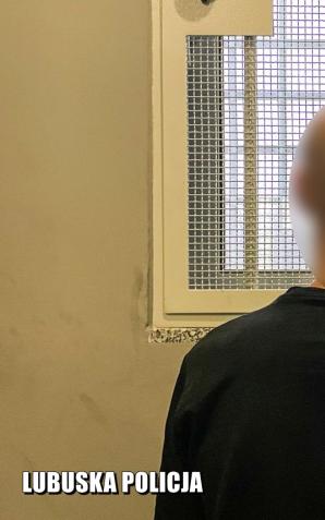 Nie chciał świąt spędzić w więzieniu. Szedł nieprawidłowo ulicą