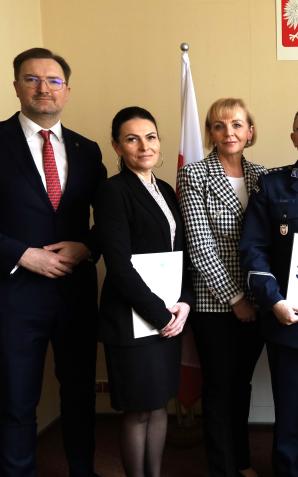 Minister Anna Moskwa wręczyła promesy na zakup wozów dla OSP z Mazowsza