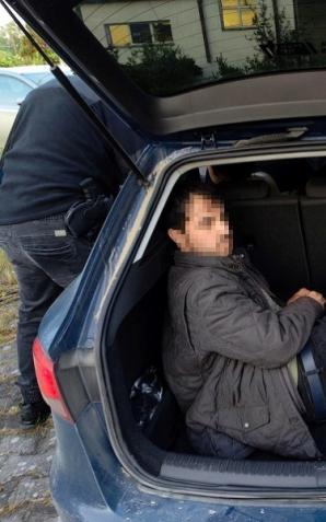 Ukrainiec PRZEWSADZIŁ Afgańczyków do seata