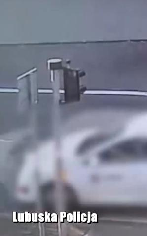 [WIDEO] Niebezpieczne potrącenie nastolatków uchwyciła kamera – policjanci wyjaśniają okoliczności