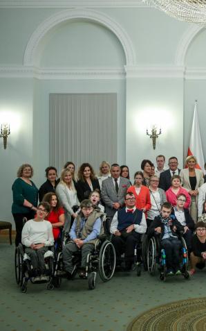 [VIDEO] Małżonka Prezydenta RP Agata Kornhauser-Duda zaprosiła do Pałacu Prezydenckiego w ramach rewizyty podopiecznych Stowarzyszenia Pomocy Dzieciom Niepełnosprawnym „Krok za Krokiem” w Zamościu