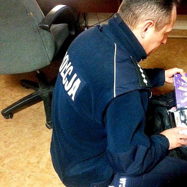 Szybka reakcja policjantów sprawiła, że prezenty w porę trafiły pod choinkę