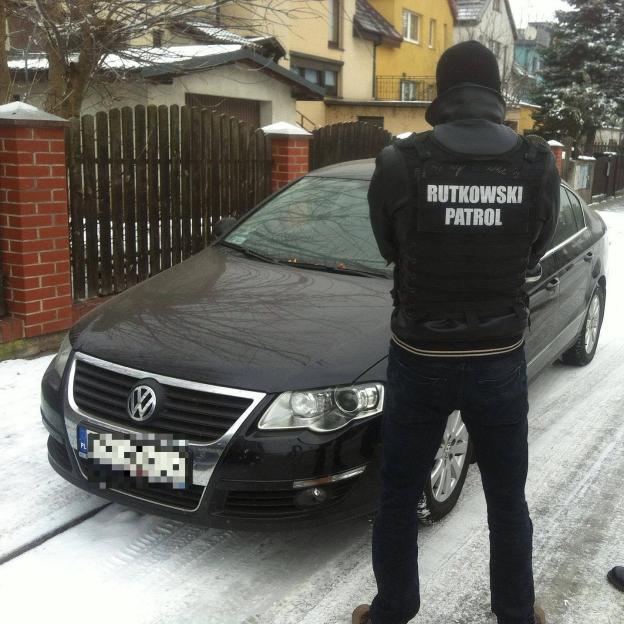 [VIDEO] Ludzie Rutkowskiego przejęli samochód należący do zmarłego księdza Waldemara Irka. Skuteczne działania wstrzymały destrukcyjne, prawne roszczenia siostrzenicy księdza