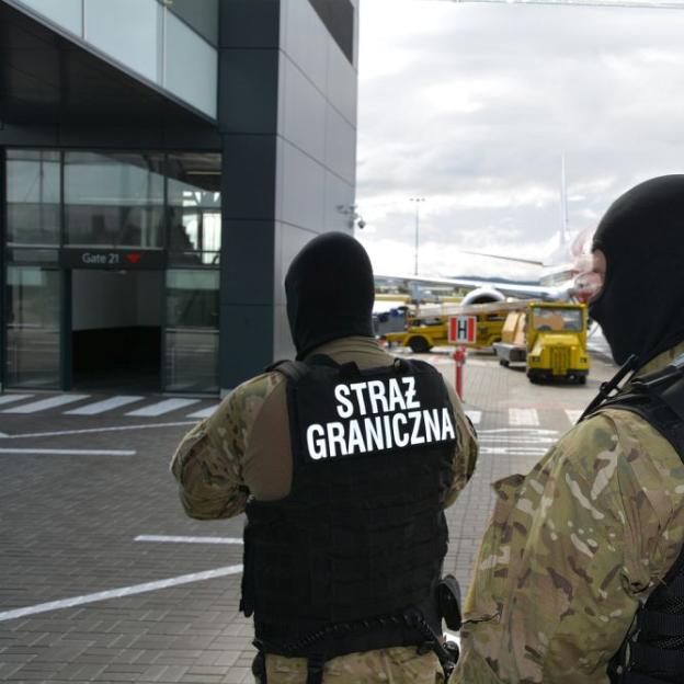 Gdańsk: Podczas lądowania samolotu z Doncaster, usiłował otworzyć drzwi!