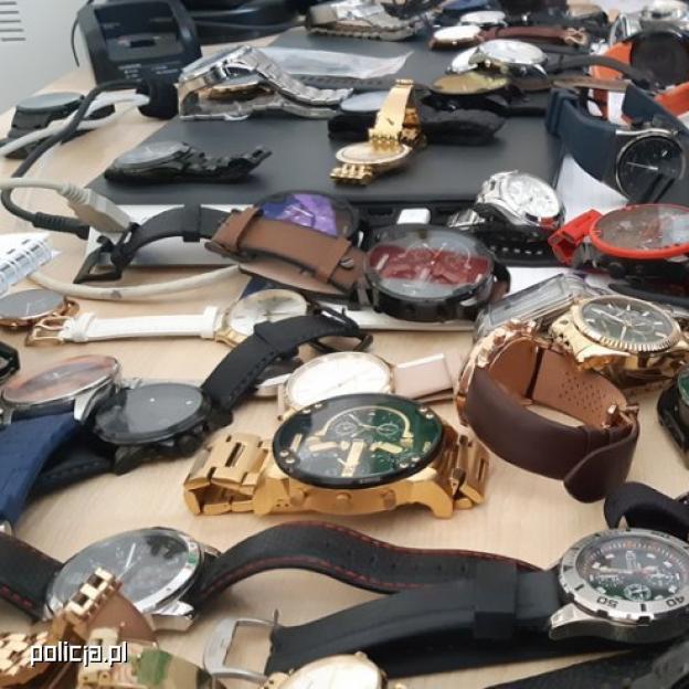 W Warszawie zlikwidowali sklep z podrabianymi zegarkami. Do obrotu trafiło kilka tysięcy fałszywych egzemplarzy