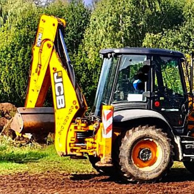 Kradzież koparki i zagęszczarki w Starych Babicach. Maszyn poszukuje KRZYSZTOF RUTKOWSKI