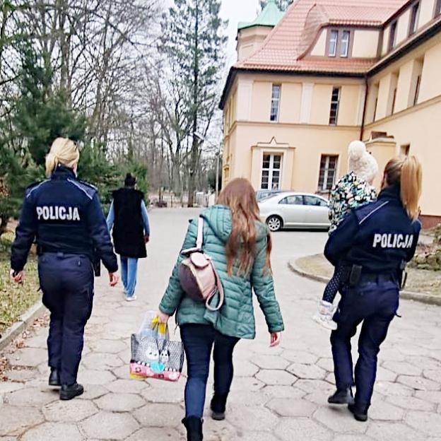 Policjantki z Białogardu pomogły 3-letniej dziewczynce z Ukrainy