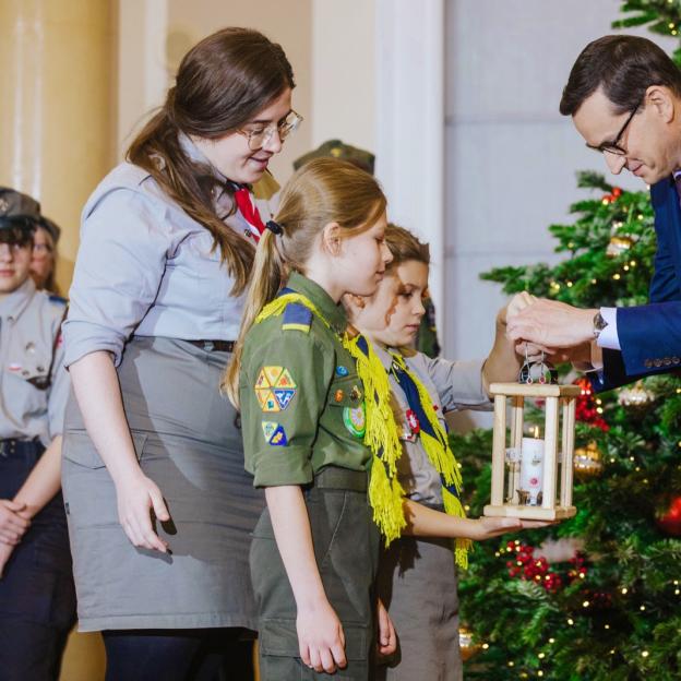 [VIDEO] Premier przyjął od harcerzy Betlejemskie Światło Pokoju. Światło będzie przekazane dalej na wschód: do Litwy, Ukrainy i Białorusi, na zachód - do Niemiec, a także na północ – do Szwecji