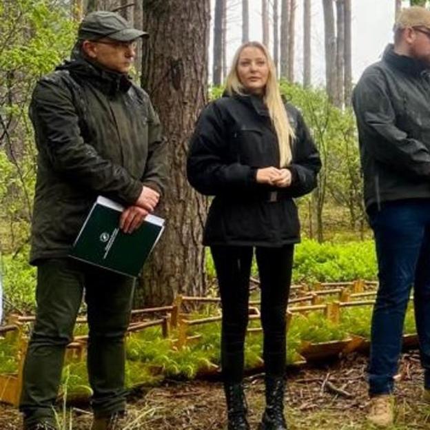 Wiceminister Edward Siarka wziął udział w sadzeniu lasu w Knyszynie