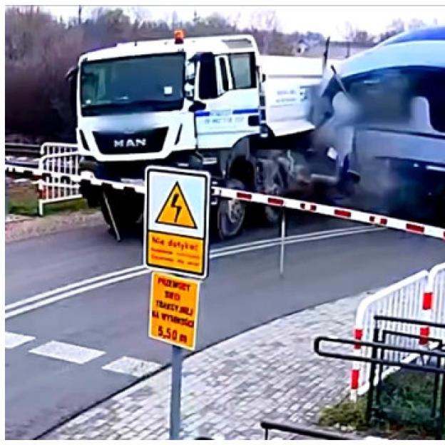 [VIDEO] Nowa Sucha: szkody na miliony. Kierowca ciężarówki doprowadził do wypadku