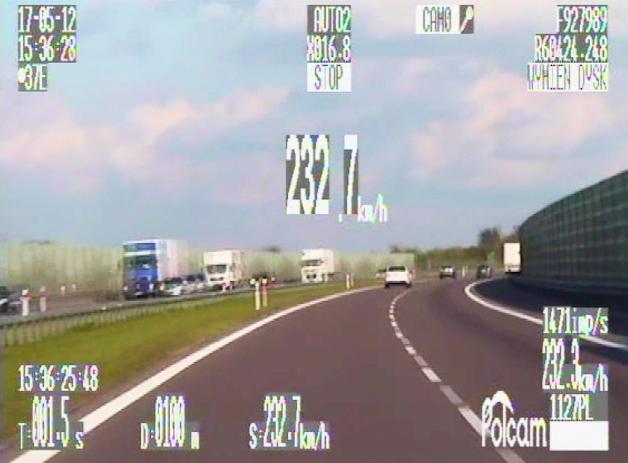 [VIDEO] Pirat drogowy z Warszawy pędził ponad 230 km/h. Nie miał prawa jazdy