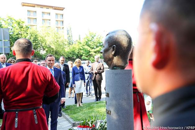 Gruzja: Prezydenta RP wraz z Małżonką złożyli wieniec przed pomnikiem Lecha Kaczyńskiego w Tbilisi
