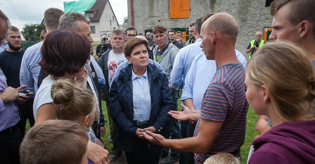 Premier Beata Szydło na spotkaniu z rodzinami poszkodowanymi przez nawałnice: Nie zostawimy nikogo bez pomocy
