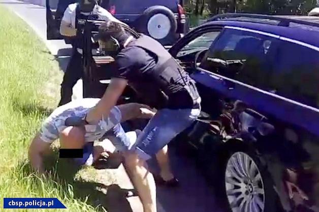 [VIDEO] Policjanci CBŚP zatrzymali cztery osoby. Wśród nich obywatel Azerbejdżanu Azad A.
