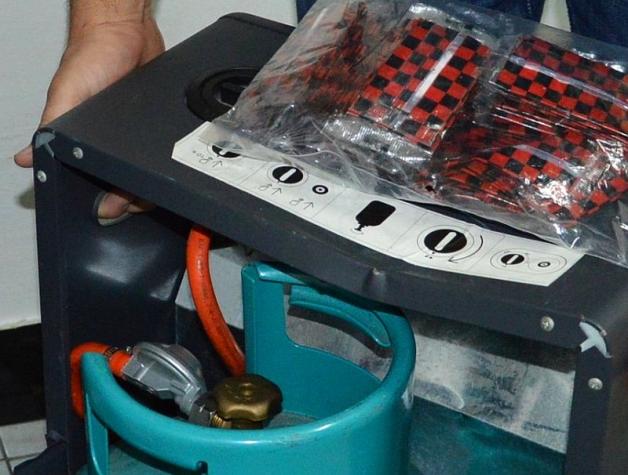 Policjanci zabezpieczają dopalacze. Na rynek nie trafią blisko 3 tysiące opakowań 