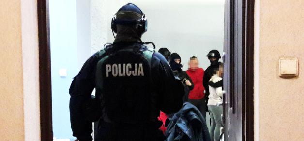 [VIDEO] Podejrzani o kradzież tirów w Niemczech zatrzymani przez antyterrorystów w Grudziądzu