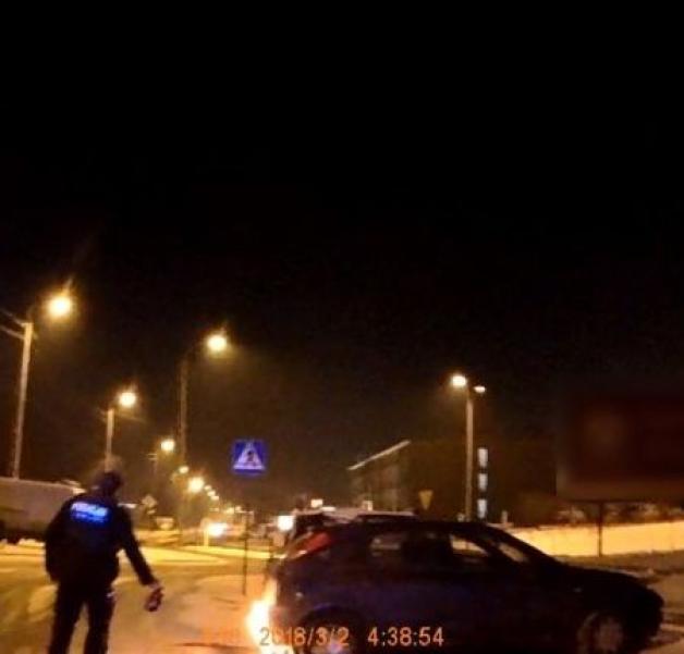 [VIDEO] Białystok: Policjanci uratowali 35-latka z płonącego auta