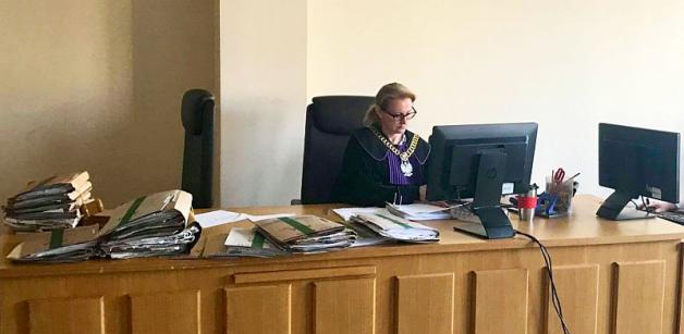 [VIDEO]: Zasztyletowana nauczycielka, noże w warszawskiej szkole, potwierdzone groźby zabicia 10-letniej dziewczynki! Ale dziś sędzia Małgorzata Orzech-Placek ukarała, skierowanego przez Policję do osądzenia, grożącego śmiercią ucznia - UPOMNIENIEM!!!