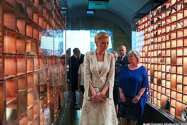 Małżonki Prezydentów Polski i Czech w Muzeum Katyńskim