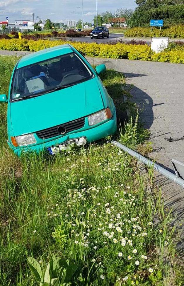 5 promili, brak prawa jazdy, próba przejechania policjanta i niezatrzymanie się do kontroli – sobotni „rajd” 44-latka