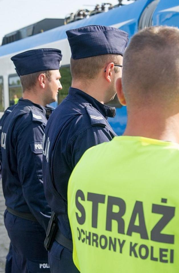 Tysiące uczestników Pol’And’Rock opuszcza Kostrzyn. W bezpiecznych powrotach pomagają policjanci