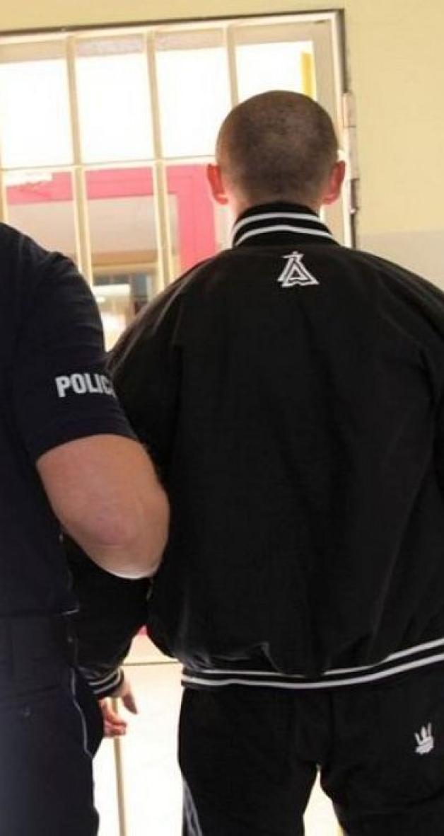 Kierowca chciał rozjechać policjantów i staranował radiowóz. Został zatrzymany