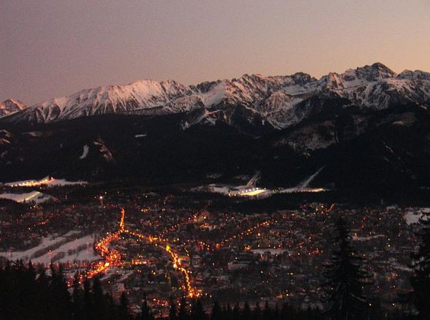 Ostatni dzień w roku coraz chętniej spędzamy z dala od domu, ale w Polsce! Największą popularnością cieszą się kurorty i zorganizowane imprezy w dużych miastach