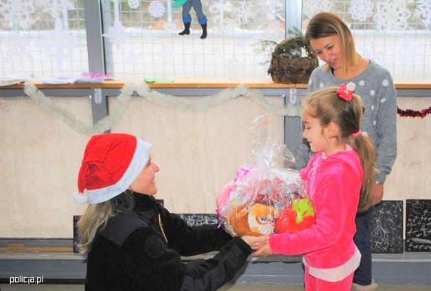 Świąteczne działania charytatywne policjantów XXX rotacji Jednostki Specjalnej Polskiej Policji w Kosowie