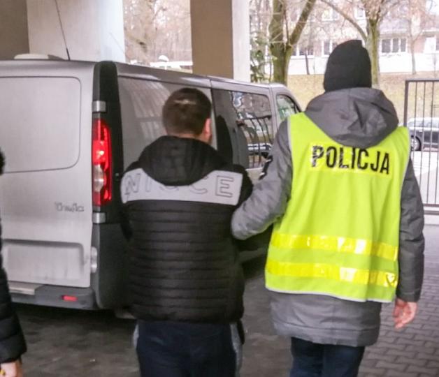 Oszust zatrzymany w tłumie. 81-latka miała przekazać mu 100 tysięcy złotych