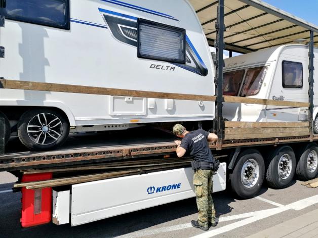 Odzyskali kradzioną przyczepę kempingową, której wartość została oszacowana na 120 tysięcy złotych. Samochodem ciężarowym kierował obywatel Litwy