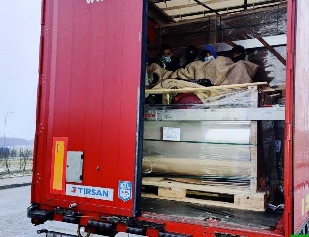 Z Turcji przez Bułgarię i Węgry. Funkcjonariusze z Placówki Straży Granicznej w Łodzi zatrzymali pięciu obywateli Afganistanu, którzy nielegalnie przedostali się do Polski w naczepie ciężarówki.