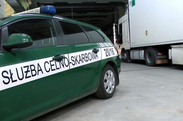 [VIDEO] Papierosy zamiast ciastek. KAS przechwyciła łotewską kontrabandę wartą ponad 7,5 mln zł, która miała przewozić do Francji